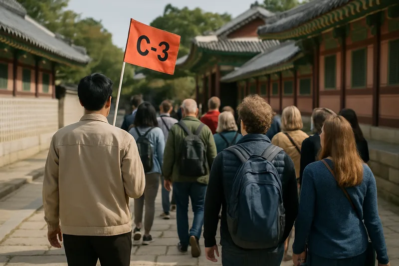 한국 관광지에서 가이드 깃발을 따라 이동하는 외국인 단체 관광객, C-3 단체관광 단기방문 체류