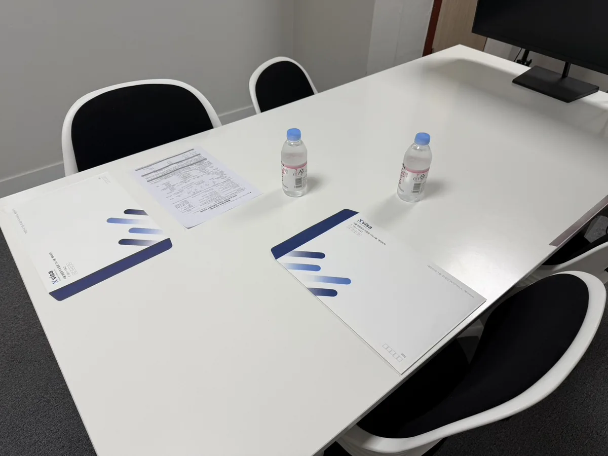 케이비자가 정리한 비자 신청 서류와 봉투