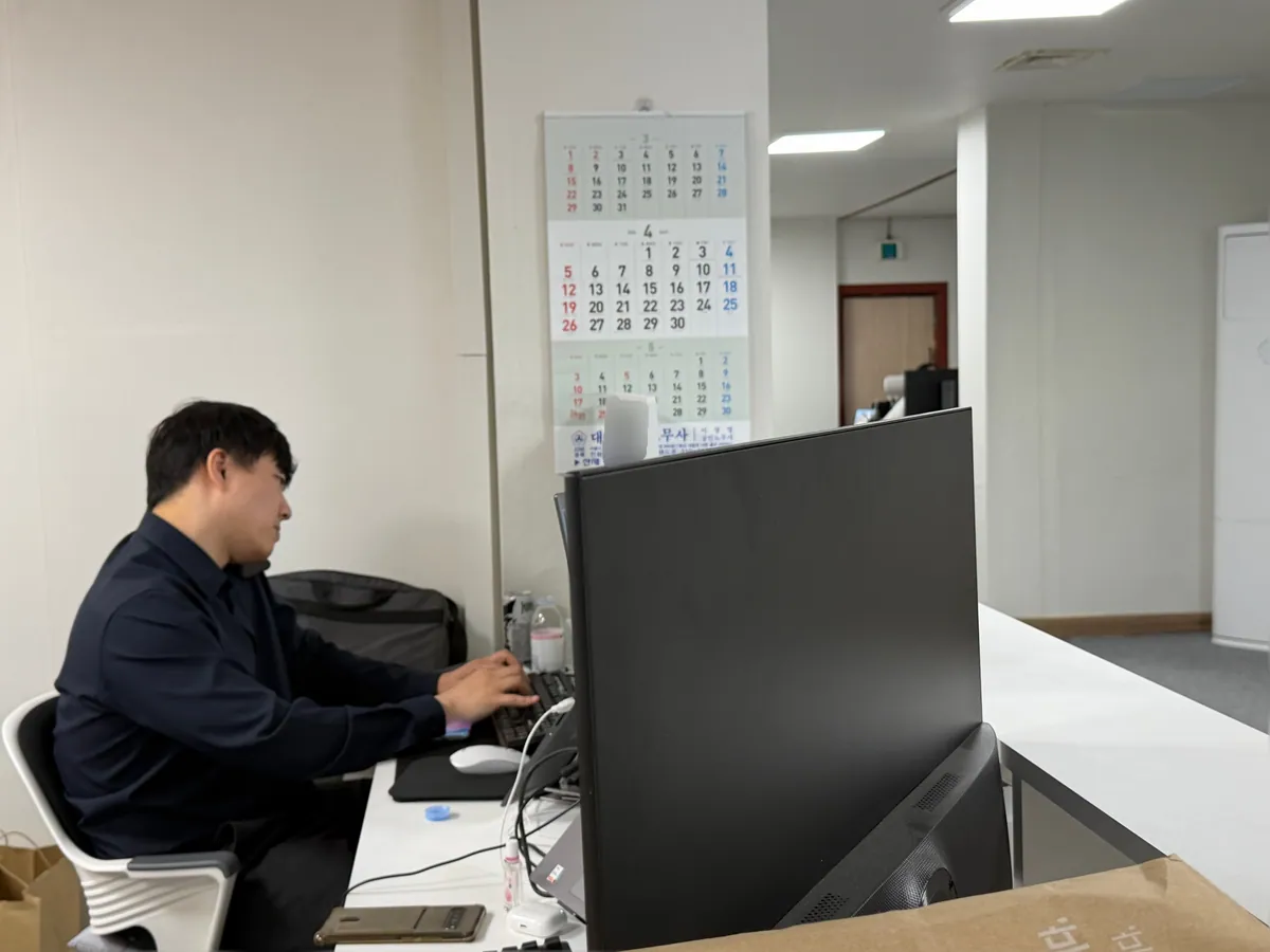 케이비자 사무실에서 담당자가 비자 서류를 처리하는 모습