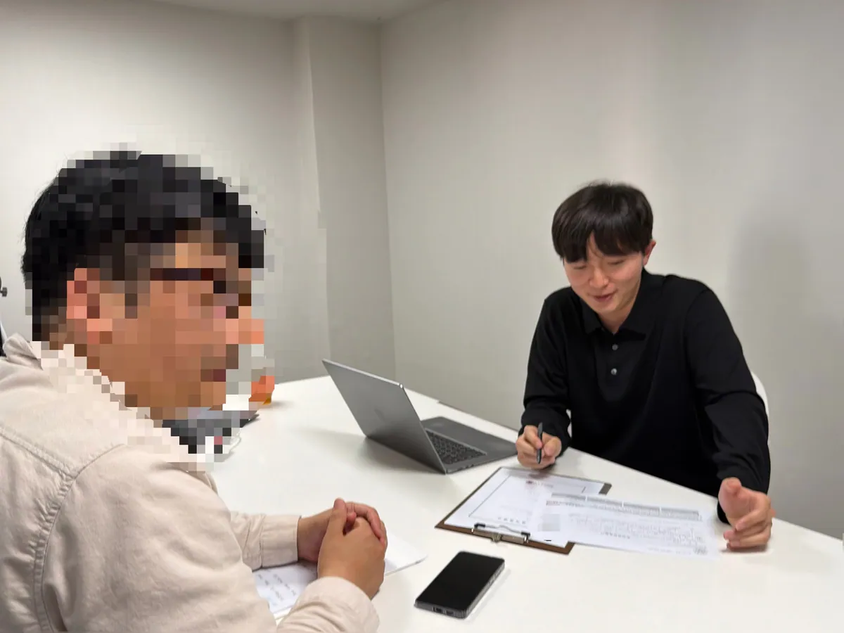 케이비자 상담실에서 담당자가 고객과 비자 서류를 상담하는 모습(고객 얼굴은 가렸어요)
