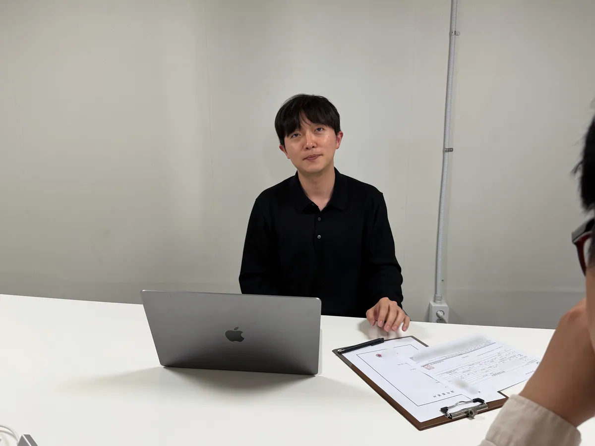 케이비자 사무실에서 담당자가 비자 서류를 처리하는 모습