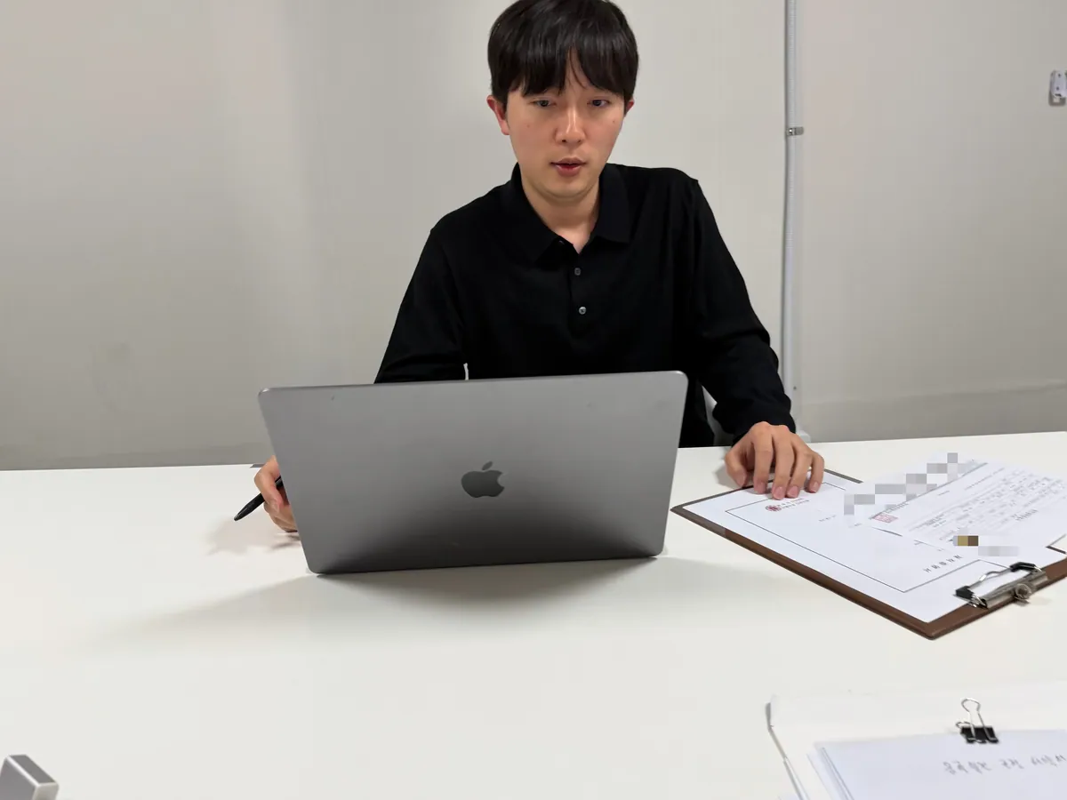 케이비자 사무실에서 담당자가 비자 서류를 처리하는 모습