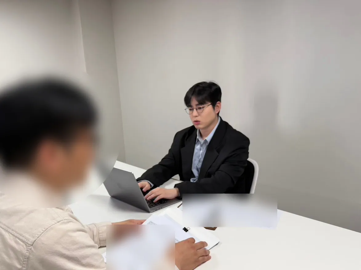 케이비자 상담실에서 담당자가 고객과 비자 서류를 상담하는 모습(고객 얼굴은 가렸어요)