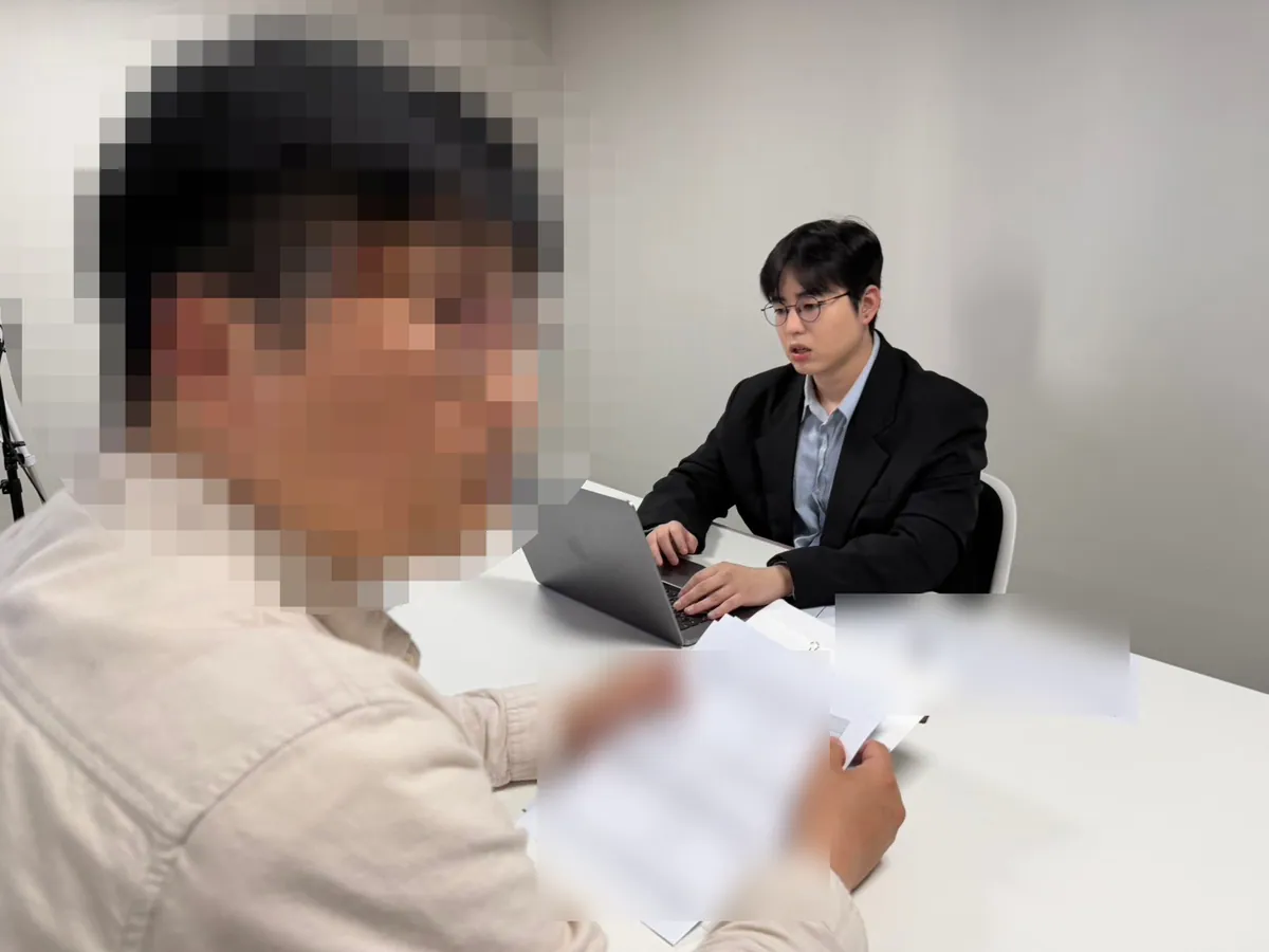 케이비자 상담실에서 담당자가 고객과 비자 서류를 상담하는 모습(고객 얼굴은 가렸어요)