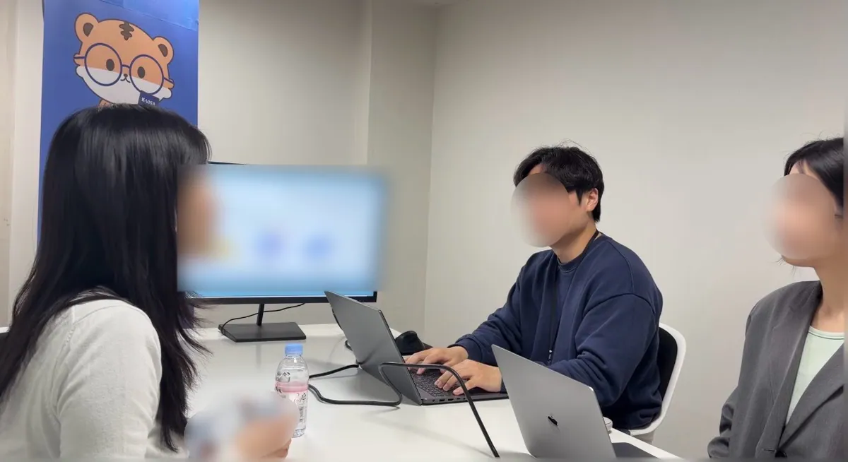 케이비자 상담실에서 담당자가 고객과 비자 서류를 상담하는 모습(고객 얼굴은 가렸어요)