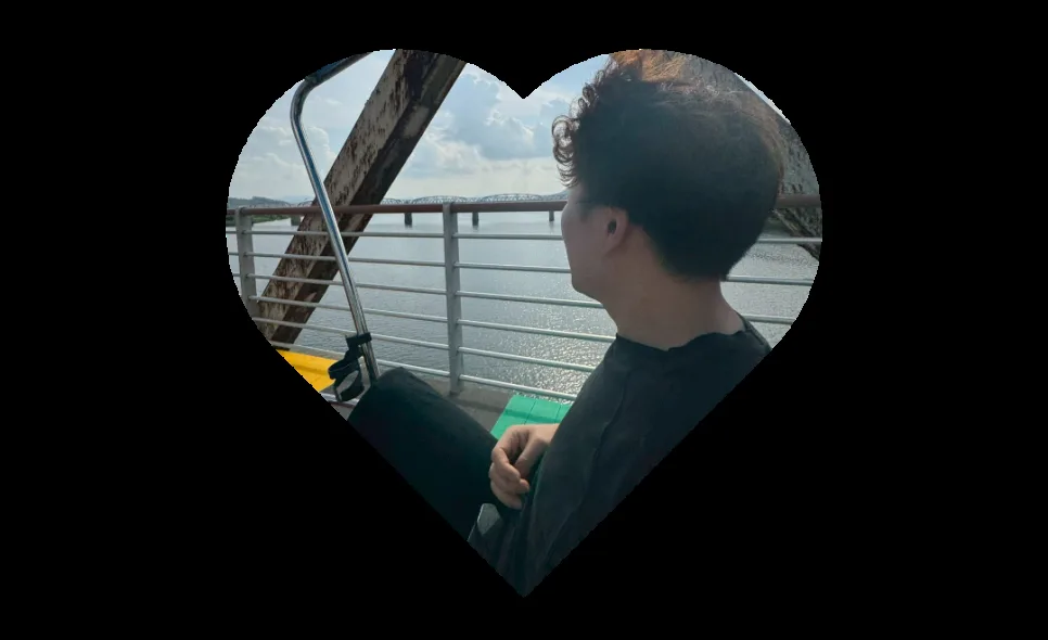 강 위 다리에서 바깥 풍경을 바라보는 남편 A 님의 뒷모습
