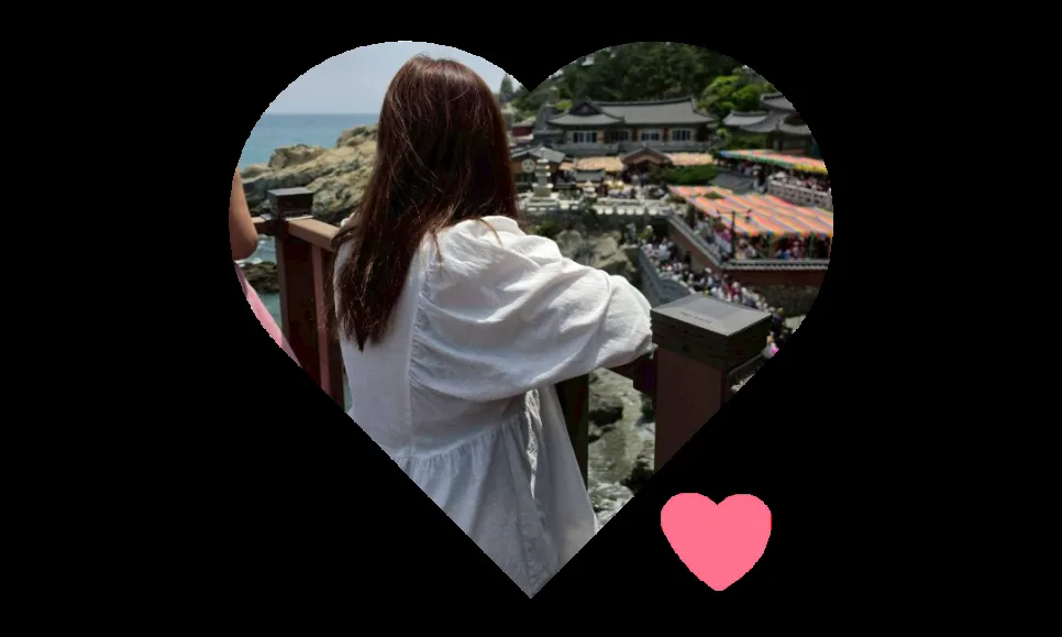 바닷가 절이 내려다보이는 난간 앞에 선 아내 B 님의 뒷모습